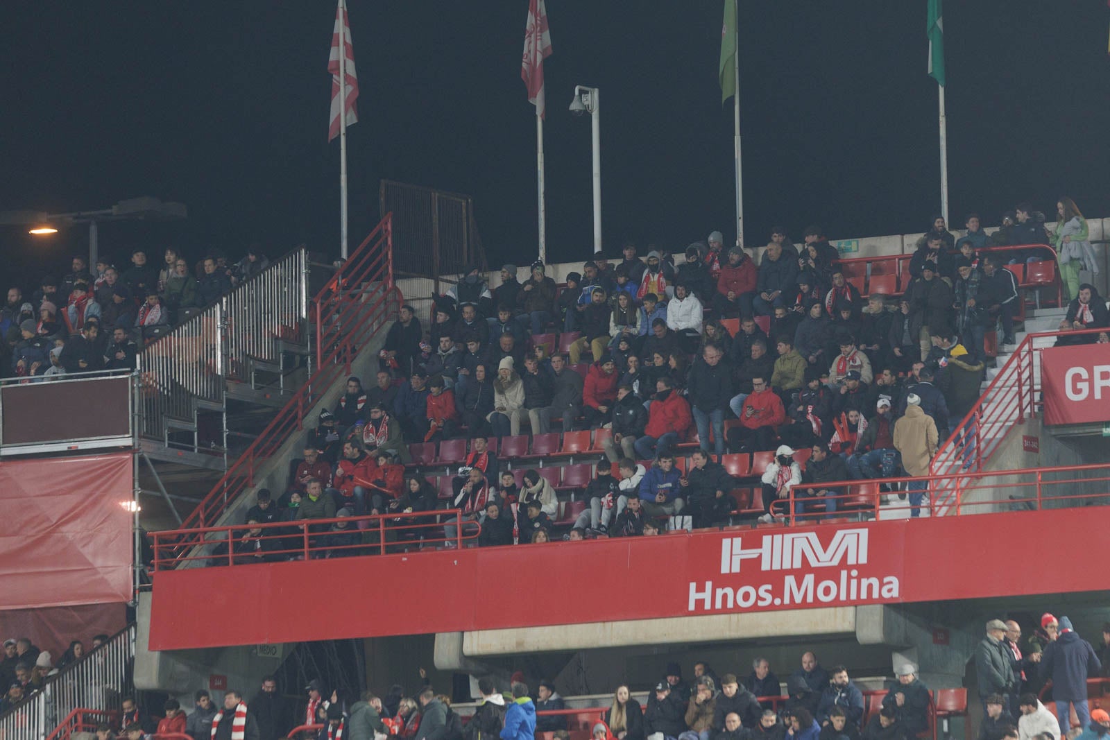 Encuéntrate en la grada en el Granada-Sevilla