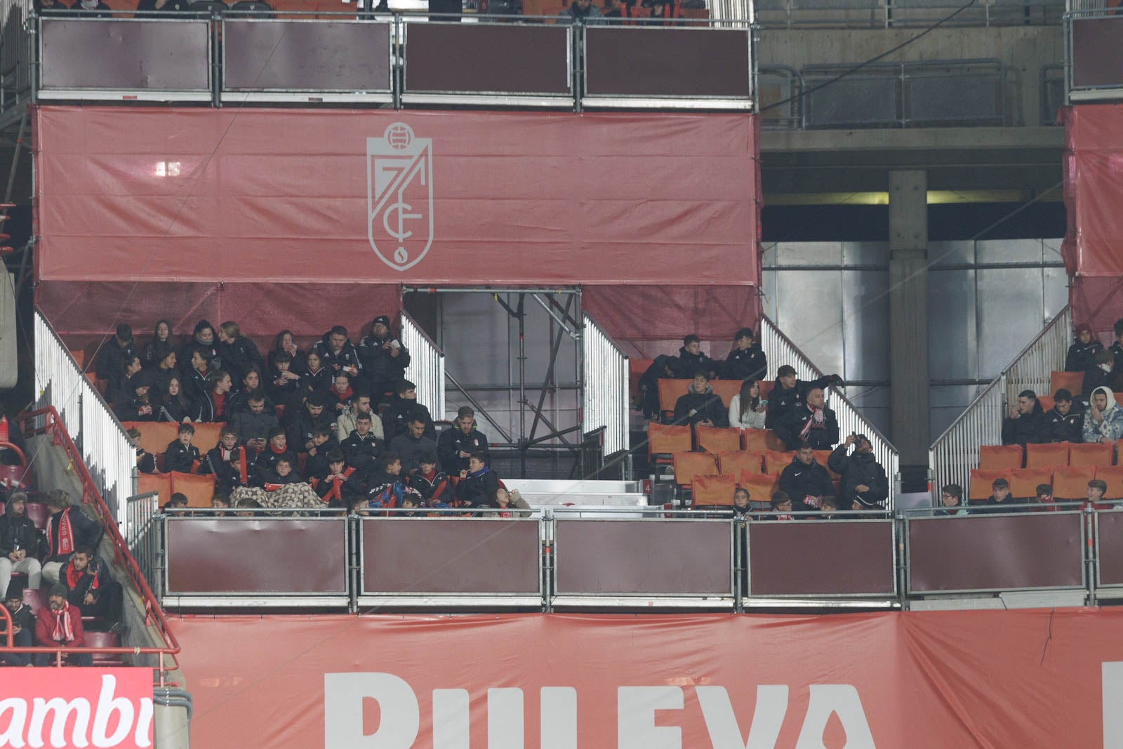 Encuéntrate en la grada en el Granada-Sevilla