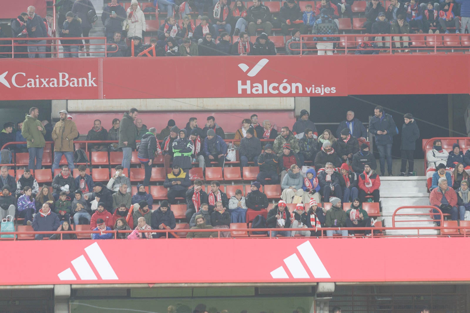 Encuéntrate en la grada en el Granada-Sevilla