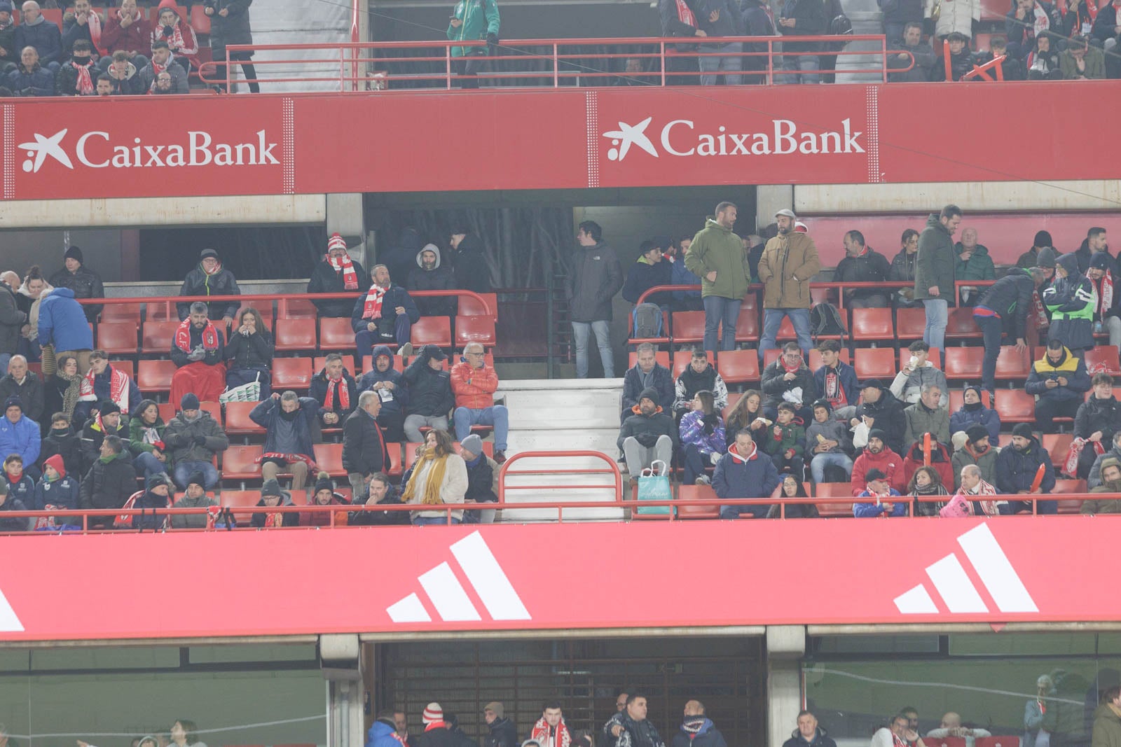 Encuéntrate en la grada en el Granada-Sevilla