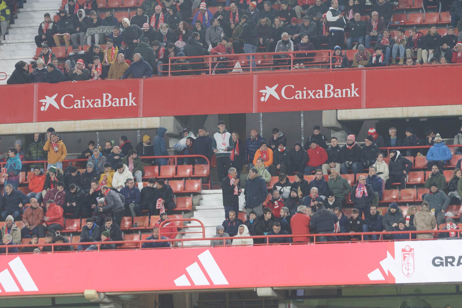 Encuéntrate en la grada en el Granada-Sevilla