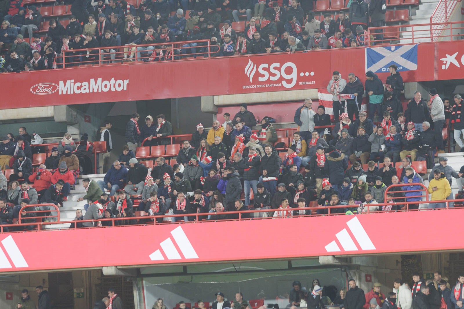 Encuéntrate en la grada en el Granada-Sevilla