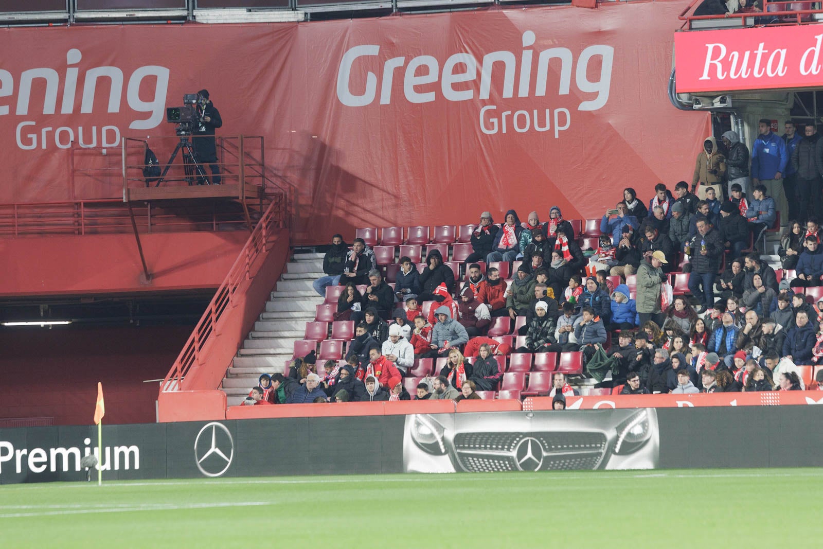 Encuéntrate en la grada en el Granada-Sevilla