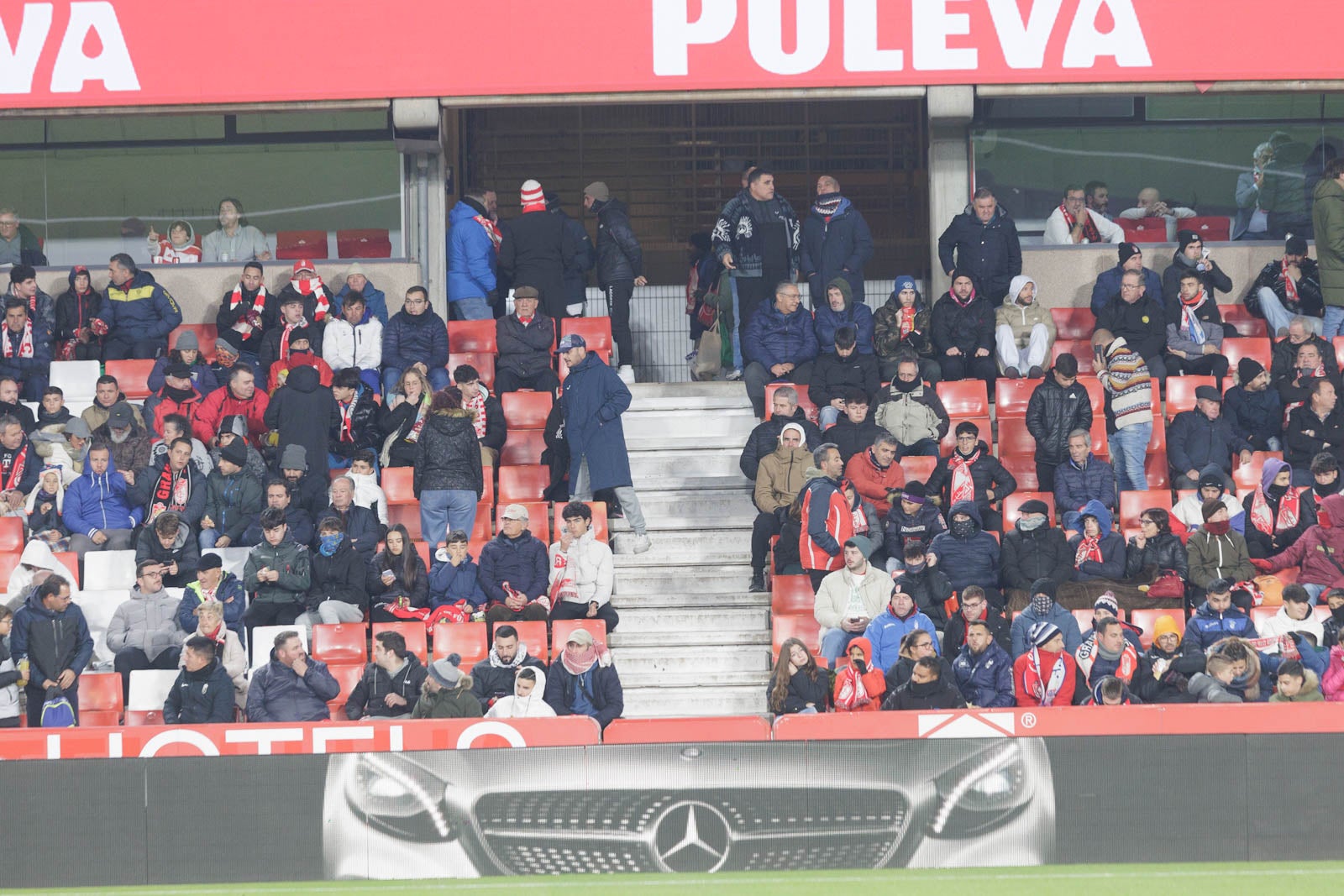 Encuéntrate en la grada en el Granada-Sevilla