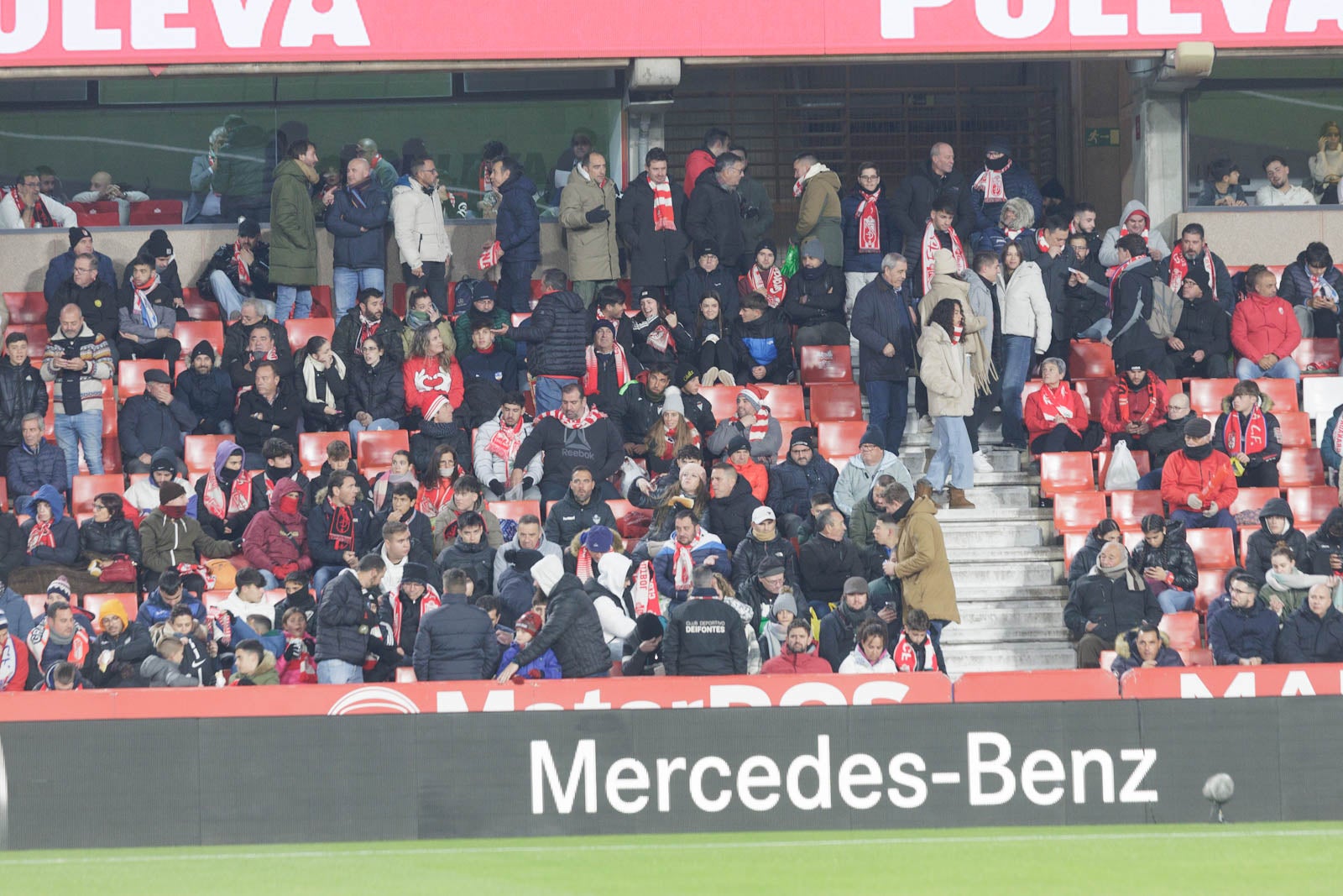 Encuéntrate en la grada en el Granada-Sevilla