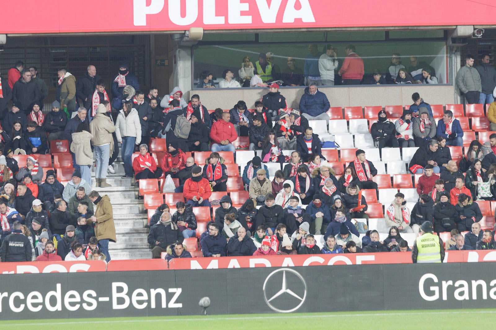 Encuéntrate en la grada en el Granada-Sevilla