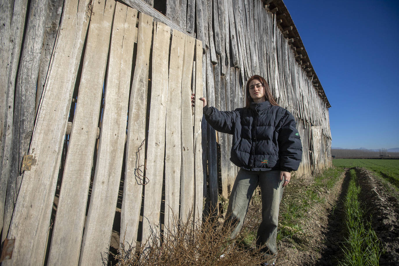 Ada Mar, en el secadero de madera cercano a la Torre de Roma donde se rodó la película 'Secaderos'.