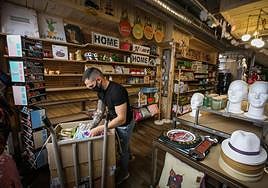 Un trabajador autónomo en el interior de su local.