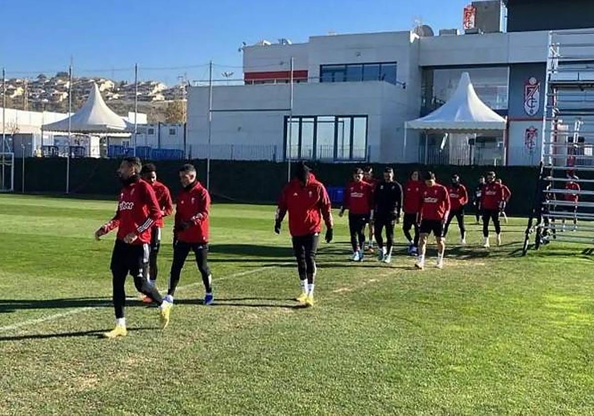 Los futbolistas del Granada salen a entrenar este pasado lunes.