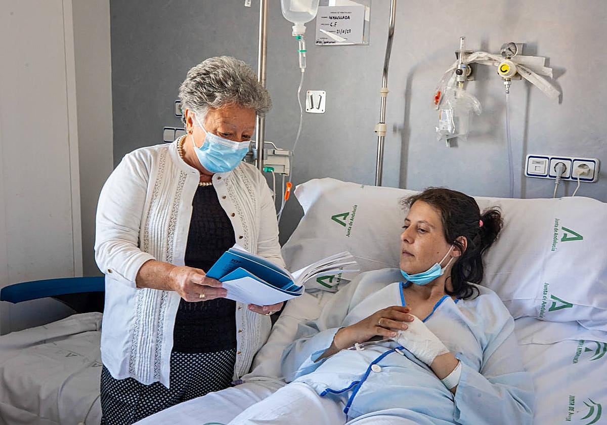 Aurora lee un relato a Inmaculada, en su habitación del Hospital Virgen de las Nieves.