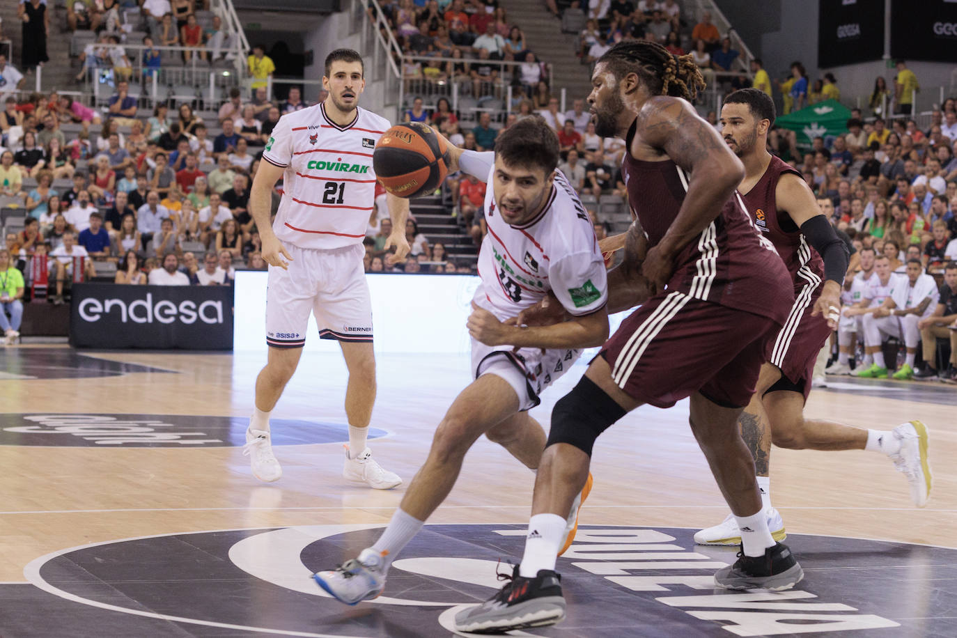 Germán Martínez dribla en el partido de presentación frente al Bayern de Múnich.
