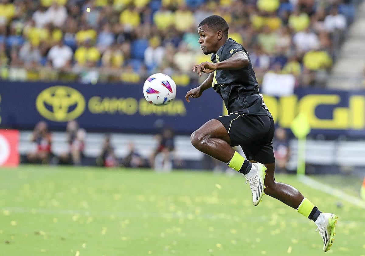 Sergio Akieme encara con dificultad el partido de hoy en el Lluis Companys.