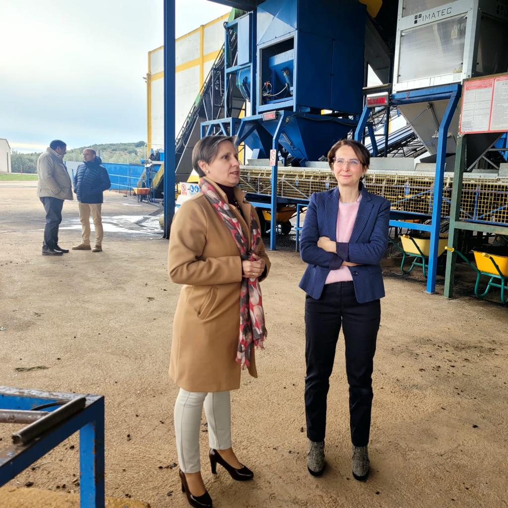 Soledad Aranda y Sara Medina, durante la visita a la almazara Frolilán Albacete SL, en Castellar