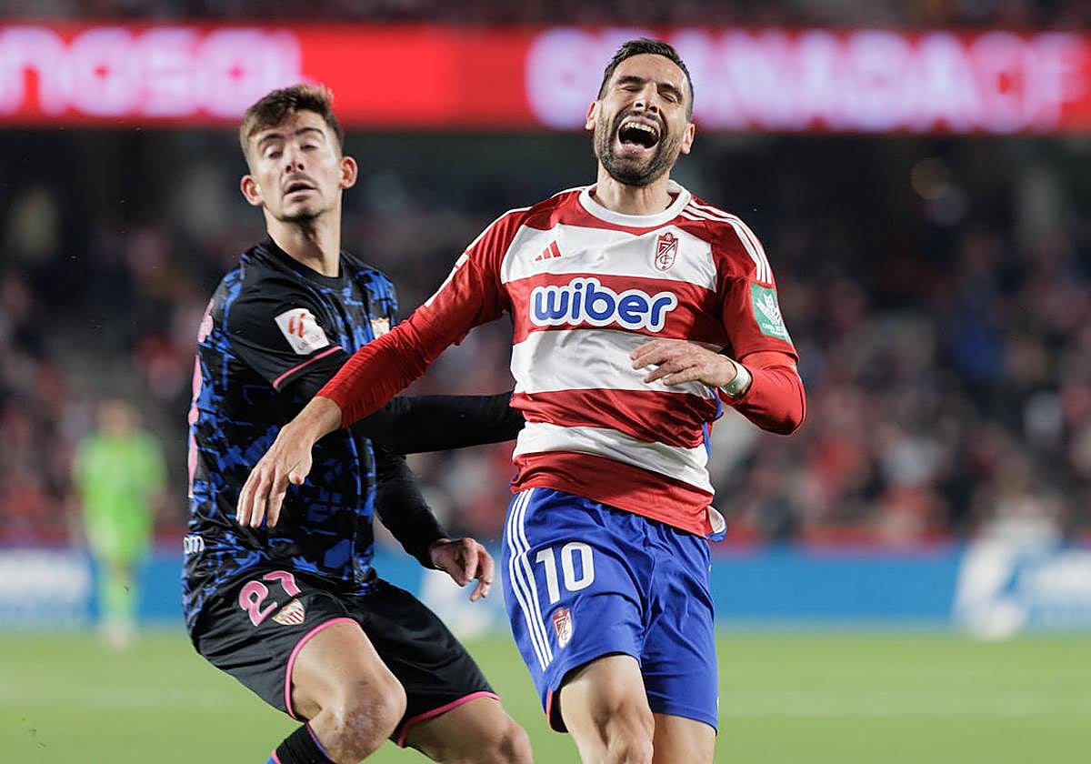 Antonio Puertas se lamenta de una acción durante el derbi con el Sevilla.