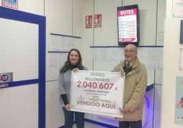 Cartel anunciando el ganador de dos millones de euros de La Primitiva en Armilla en 2018