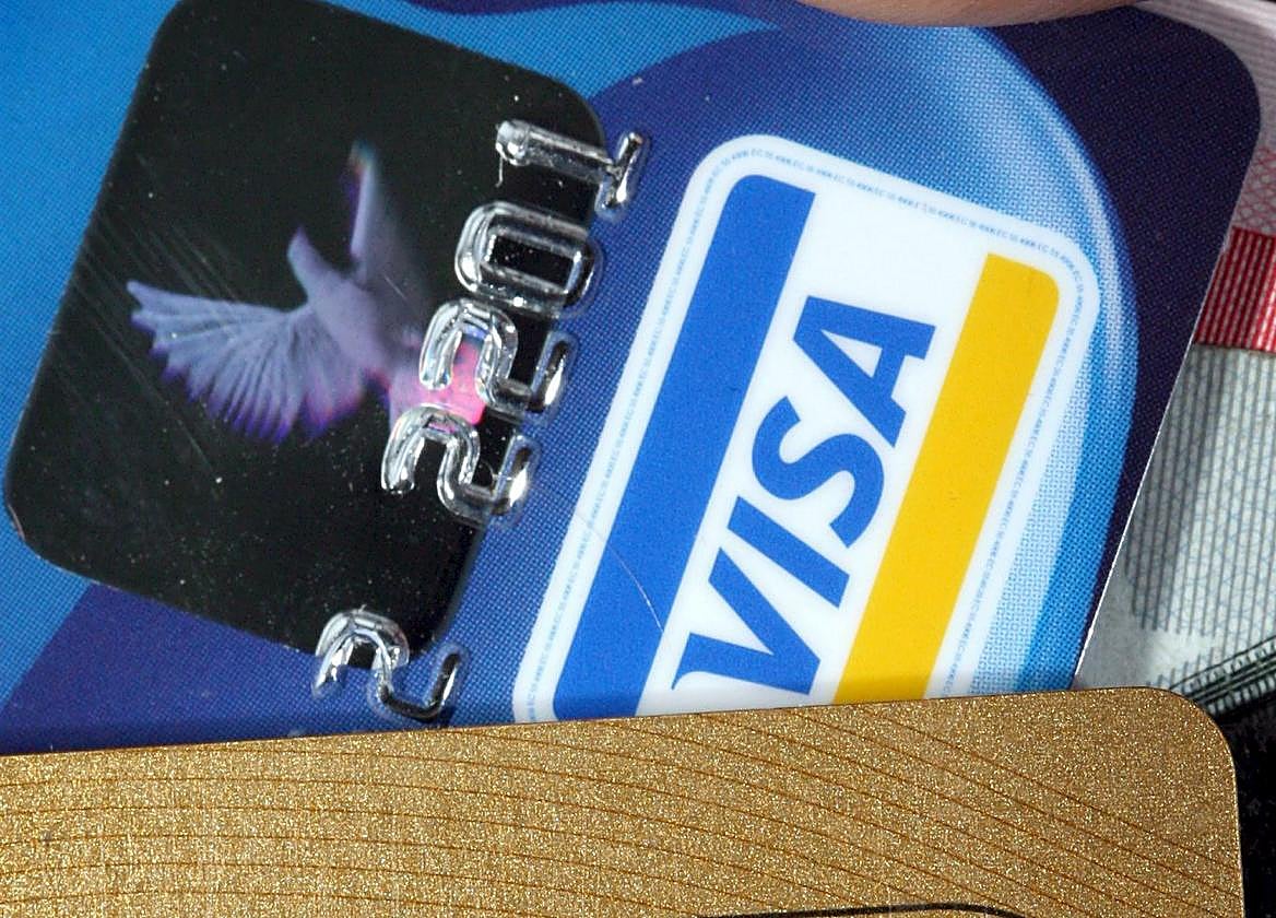 Le roba la tarjeta a su abuelo en Armilla y se gasta 2.300 euros