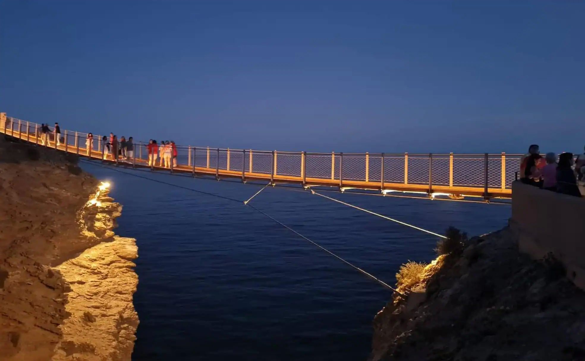 La inmensidad del mar impresiona al cruzar el puente.