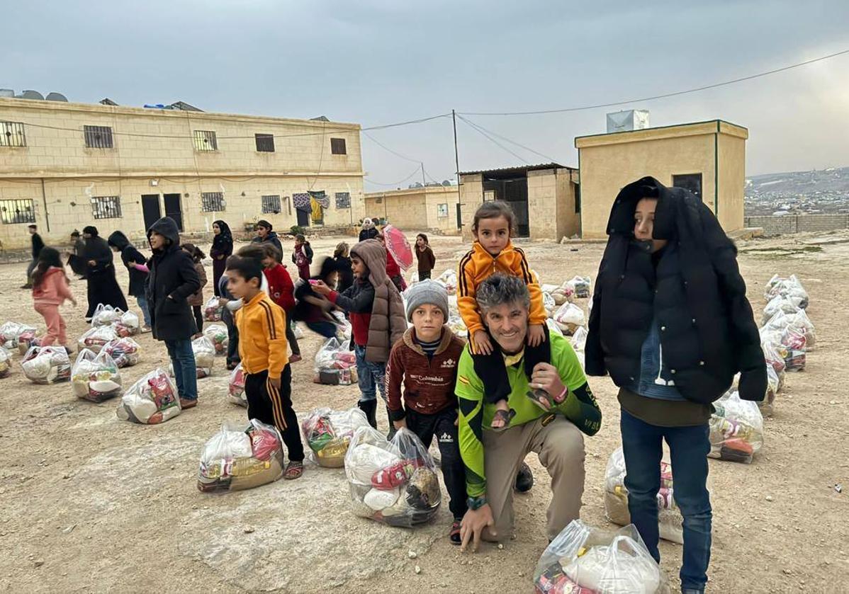 José Luis, de la AGCS, durante el reparto de ayuda humanitaria en la localidad siria de Binnish.