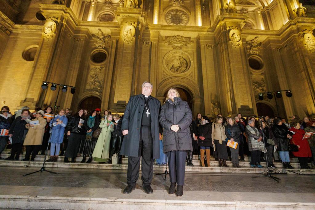 El arzobispo, con la alcaldesa.