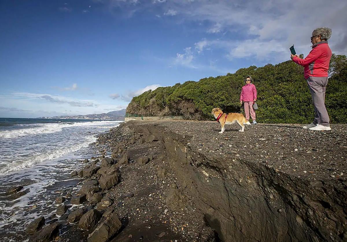 Destrozos de uno de los últimos temporales en Playa Granada.