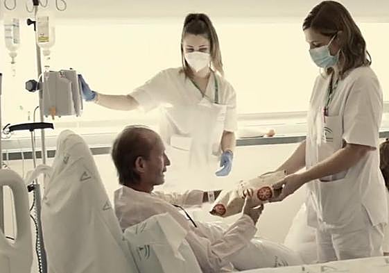 La genial felicitación de Navidad del Clínico con una canción compuesta por un médico