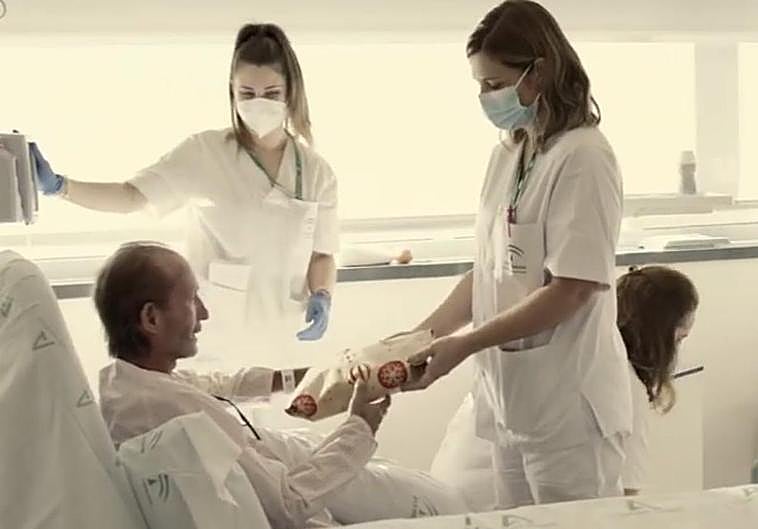 La genial felicitación de Navidad del Clínico con una canción compuesta por un médico