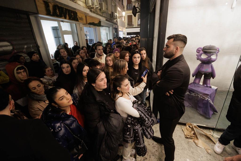 Locura en la inauguración de una tienda en Granada en la que Saiko anuncia su presencia