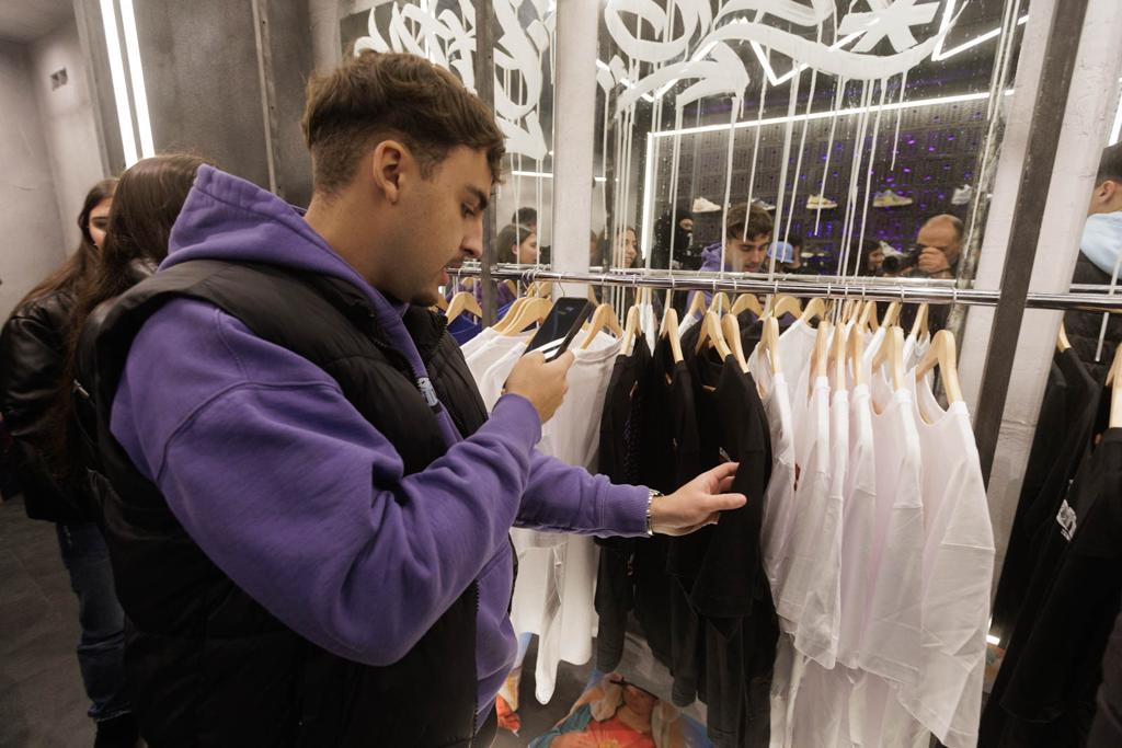 Locura en la inauguración de una tienda en Granada en la que Saiko anuncia su presencia