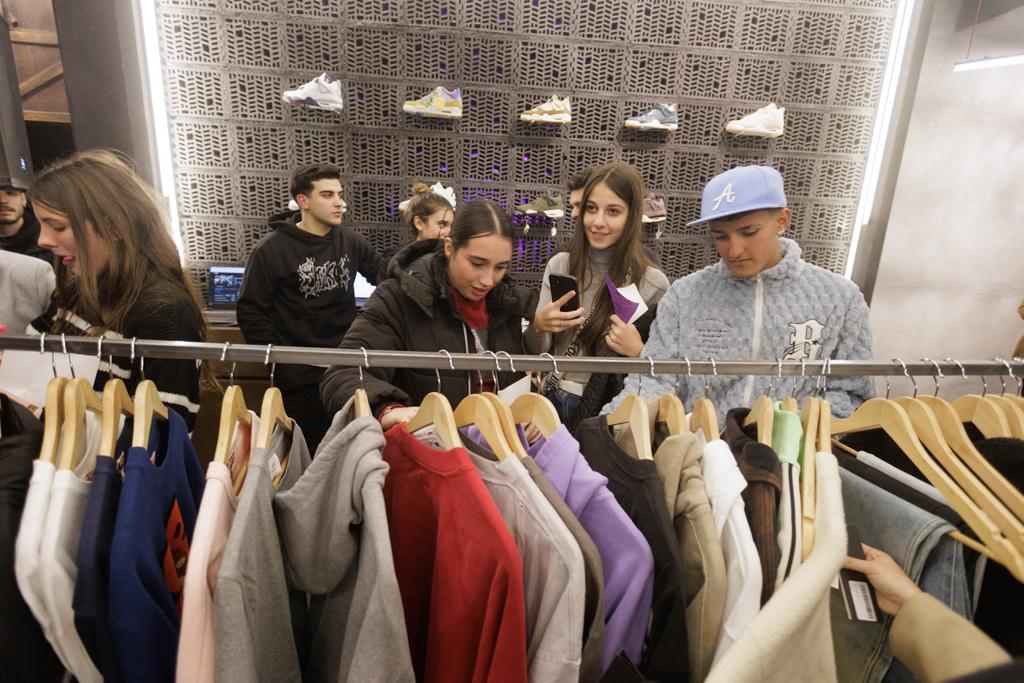 Locura en la inauguración de una tienda en Granada en la que Saiko anuncia su presencia