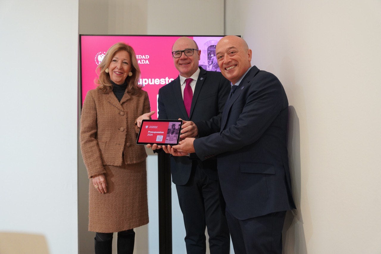 El rector Pedro Mercado junto a su equipo durante la recaudación de fondos para el Banco de Alimentos.