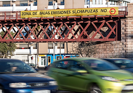 Organizaciones ecologistas despliegan una pancarta en el Cable para exigir una Zona de Bajas Emisiones real