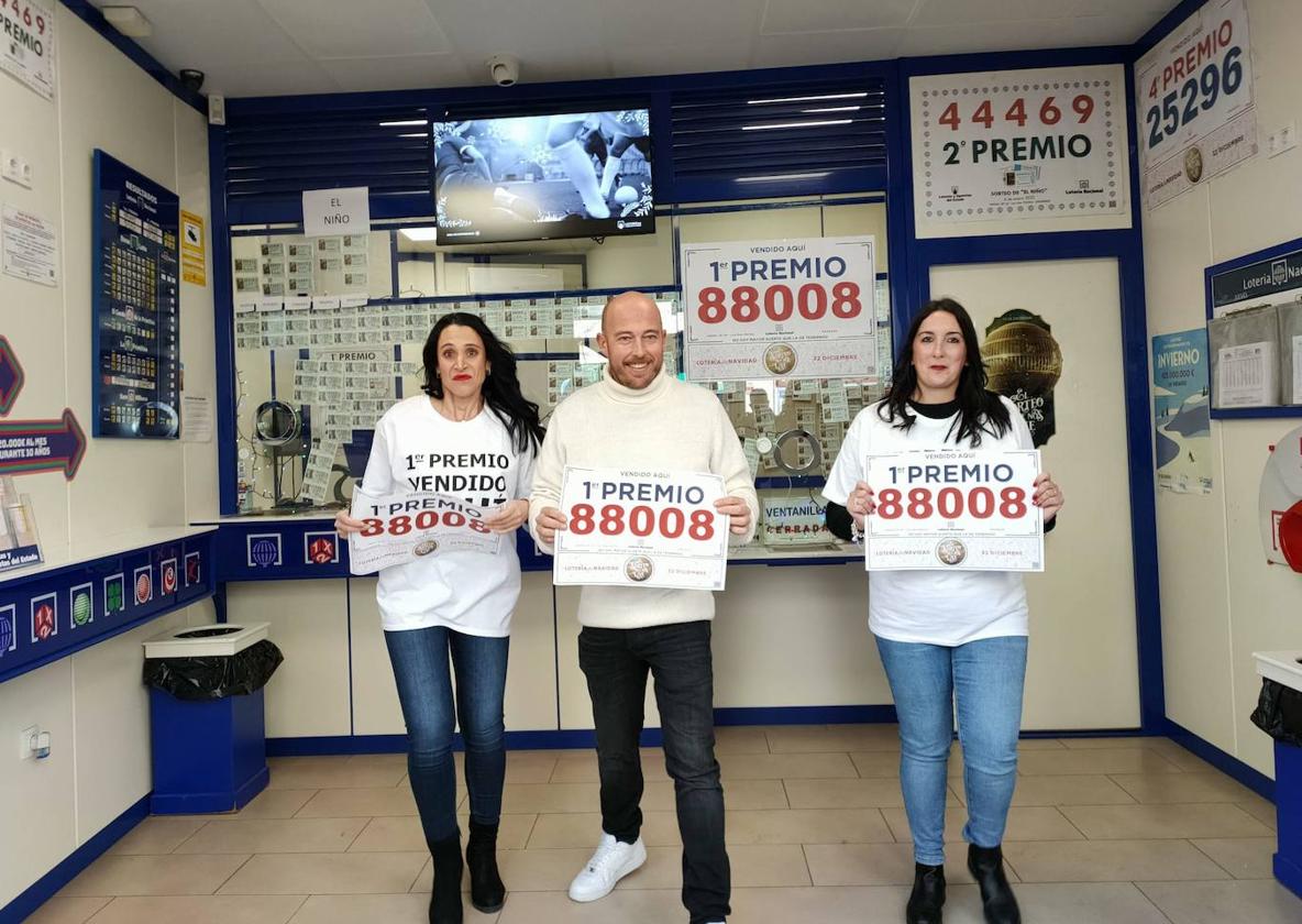 Mariola, Alberto y María, en la administración de la Gran Vía.