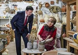 García, con una alfarera nijareña en Almería.
