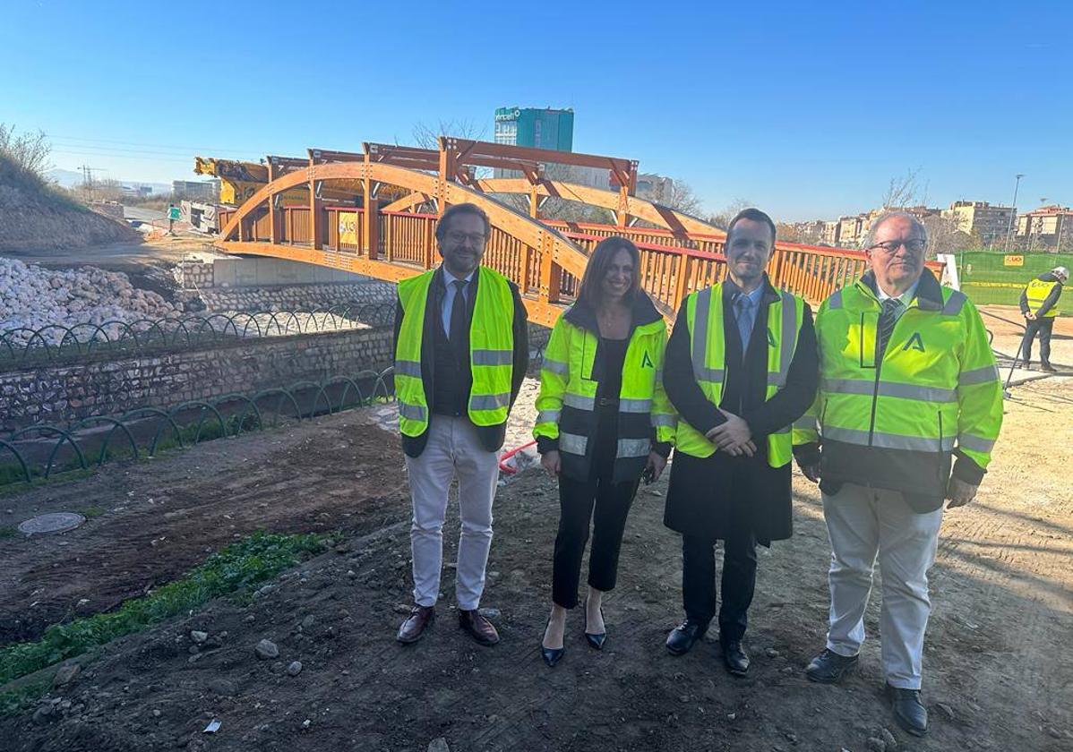 La consejera de Fomento en su visita a la pasarela del carril bici.