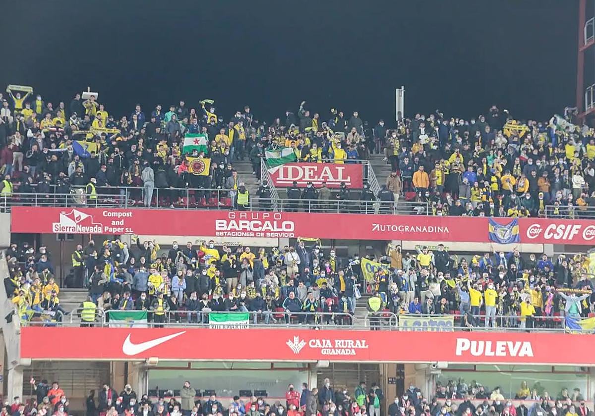 Aficionados del Cádiz, en su última visita a Los Cármenes en febrero de 2022.