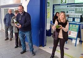 Celebración en la Administración 13 de Almería tras conocer que habían vendido el Gordo de Navidad.