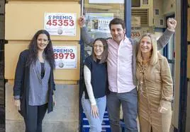 Los encargados de la administración de Lotería Nº8 de Jaén, Antonio Jesús Ruiz y Capilla Molina (d), junto a dos trabajadoras, celebran el quinto premio del número 45353.