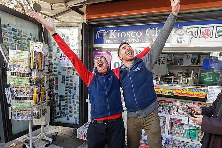 Los loteros agraciados del kiosko 71 de Plaza Nueva tras dar el Gordo de la Lotería.