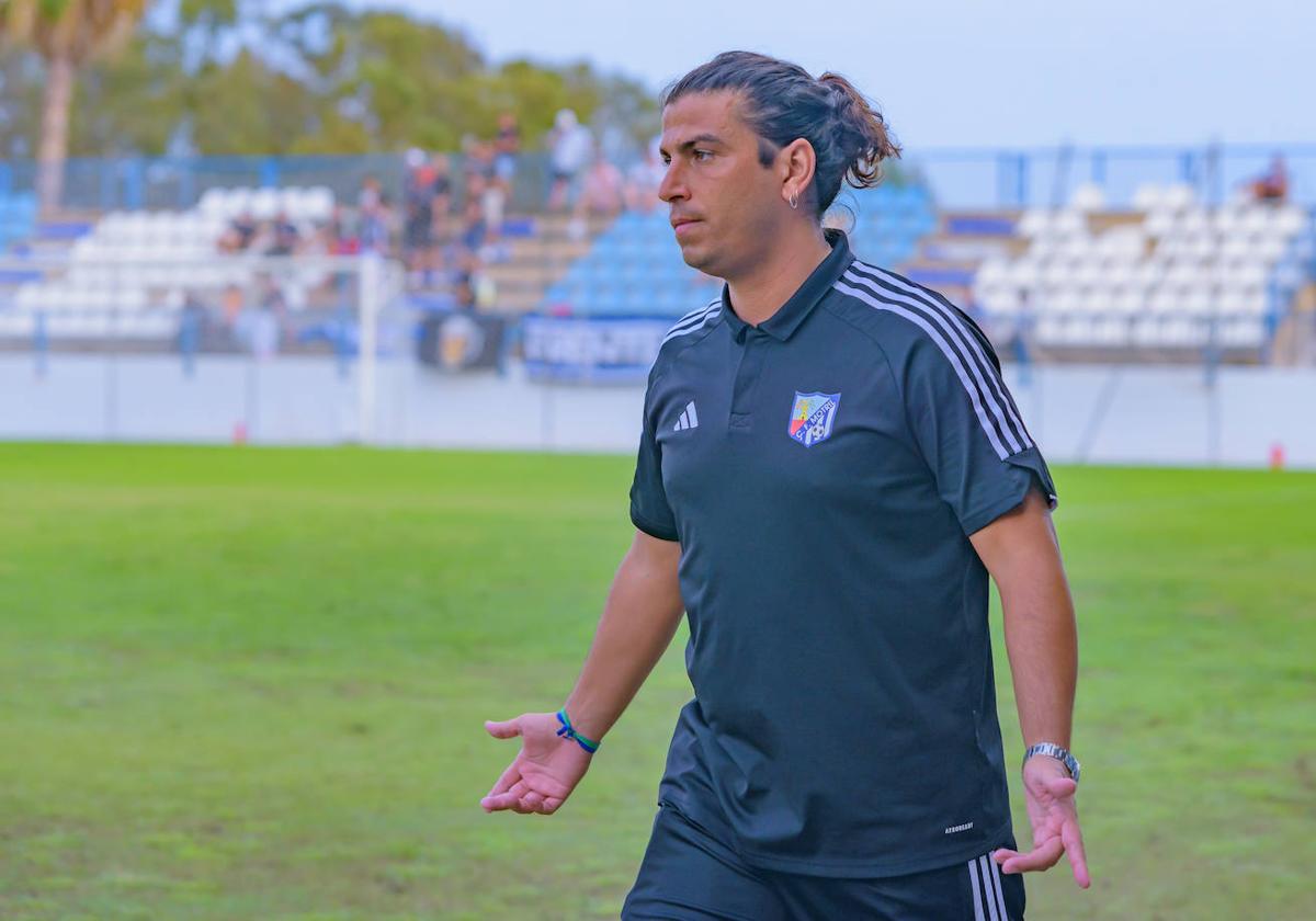 Fran Maldonado, durante un partido al frente del Motril.