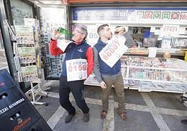 Paco y su padre se beben sus propios quintos vendidos en su kiosko de Plaza Nueva.