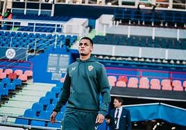 Kaiky Fernandes salta al césped de Getafe.