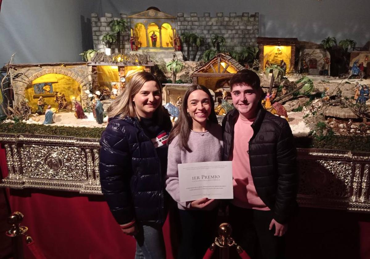 La hermandad del Rosario y Tres Caídas ha instaurado en la calle Santiago un Belén que ha recibido el primer premio en la categoría Histórico y Bíblico.