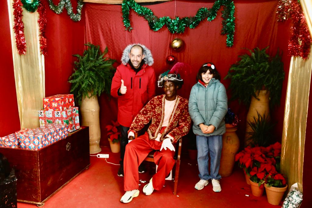 El Cartero Real recoge los deseos de los niños de Granada para los Reyes Magos