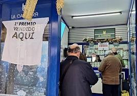 Jornada intensa en la administración de lotería de Bernabé Soriano, que dio el Gordo de lotería de Navidad.