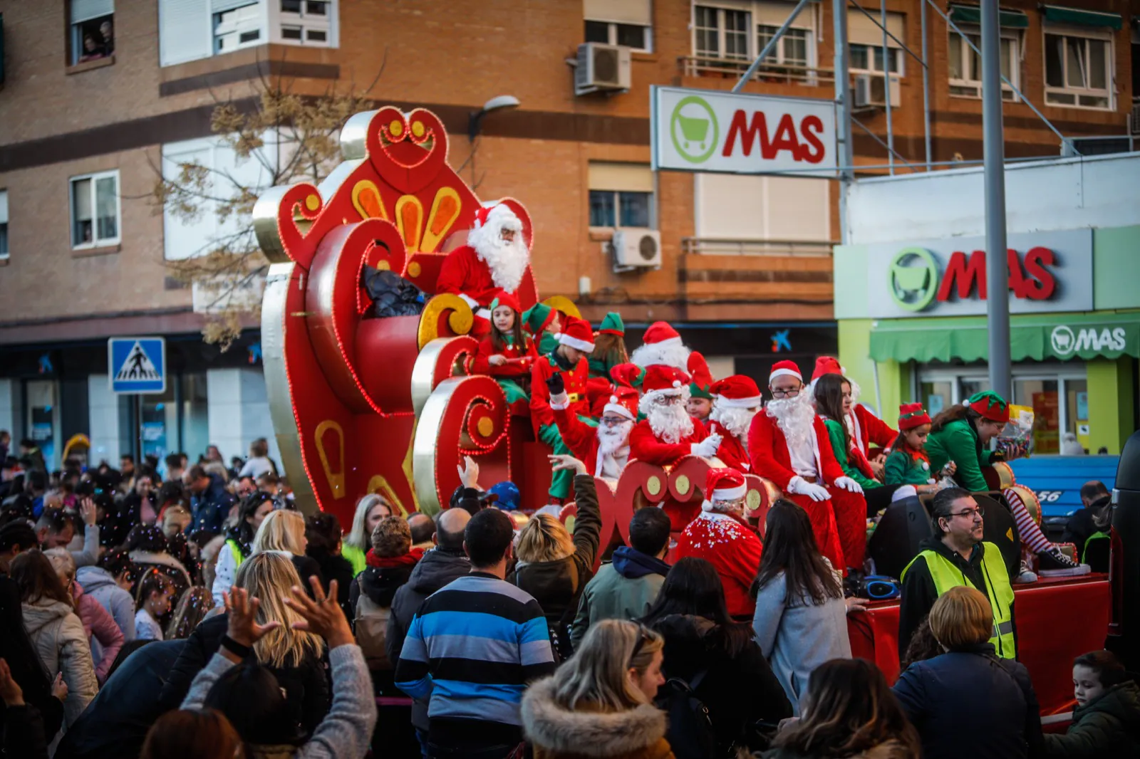 Las imágenes de la cabalgata de Papá Noel en Granada | Ideal