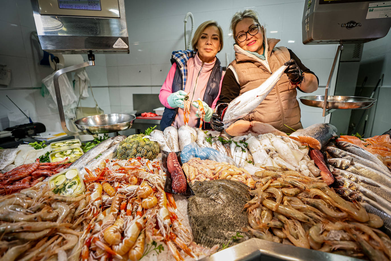 Pescateras exhiben su producto.