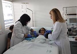 La pequeña Laila, durante una terapia transfusional.