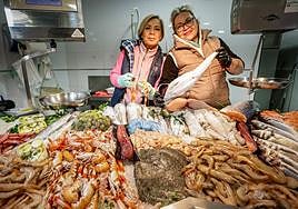 Pescateras exhiben su producto.