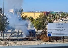 Los bomberos sofocan el fuego de una furgoneta, en el polígono Nuevo Jaén.