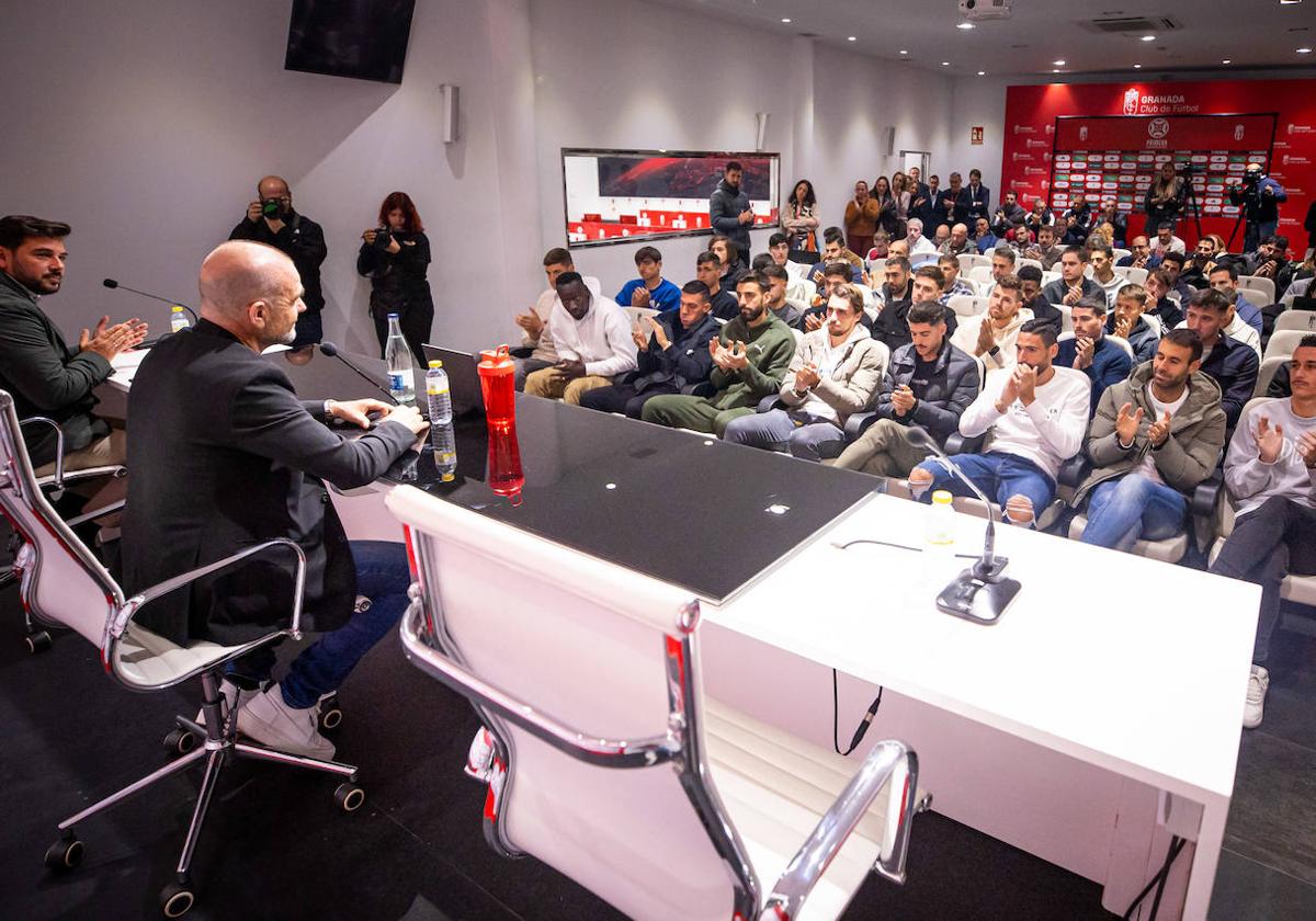 Paco López se despide con casi todos sus futbolistas presentes.